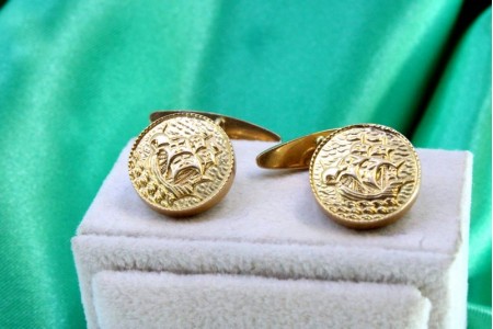 Botões de punho em ouro amarelo com caravelas em relevadas em vulto perfeito.